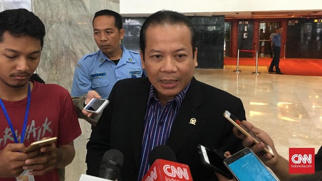 Wakil Ketua DPR dari Fraksi PAN Taufik Kurniawan menilai redaksional penambahan kursi pimpinan MPR dalam UU MD3 harusnya ditulis 'berdasarkan kursi terbanyak'.
