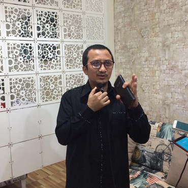 Unggah Foto Tenaga Medis Ber-APD Baca Al Quran, Yusuf Mansur Tersentil