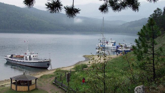 Danau Baikal merupakan danau terdalam di dunia. Mata airnya menyumbang 23 persen air bersih yang mengalir ke seluruh kawasan di dunia. 