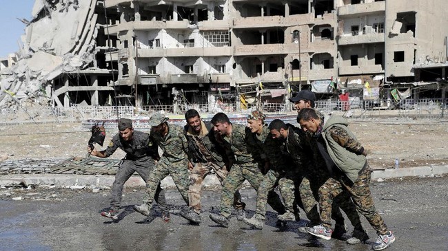 FOTO: Kala Bendera Suriah Berkibar di 'Ibu Kota' ISIS