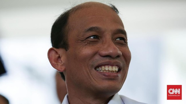 Wakil menteri Energi dan Sumber Daya Mineral (ESDM) Arcandra Tahar mencoba sepeda motor listrik karya anak bangsa yang dinamai Garansindo Electric Scooter ITS (GESITS) di Kementerian ESDM, Jakarta (19/10). (CNN Indonesia/ Hesti Rika)