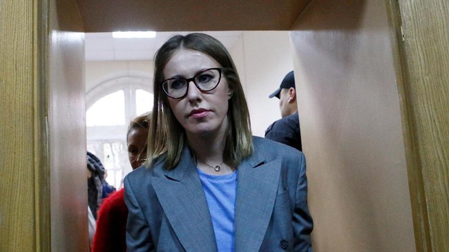 Kseniya Sobchak, salah satu capres perempuan Rusia, menangis di tengah acara debat di salah stasiun televisi swasta karena selalu diinterupsi oleh rivalnya.
