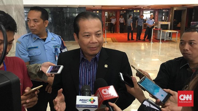 Pimpinan DPR menyatakan masih menunggu pemberitahuan resmi dari KPK terkait status hukum Wakil Ketua DPR Taufik Kurniawan sebelum menentukan sikap.