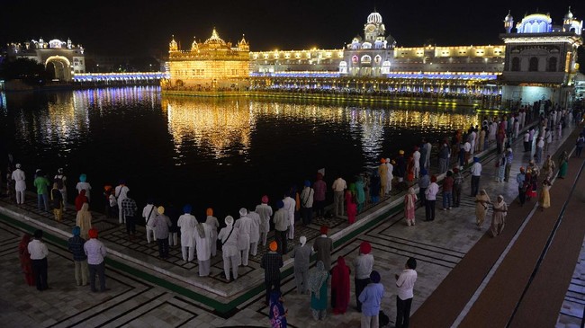 Ratusan pemeluk Sikh India akan melakukan ziarah bersejarah ke salah satu situs tersuci agama mereka di Pakistan pada Sabtu (9/11).