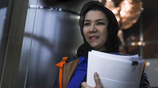 Terdakwa suap Bupati Kutai Kartanegara nonaktif, Rita Widyasari hari ini berlebaran di Rutan KPK. Dia mendapat kunjungan dari suami dan sejumlah keluarganya.