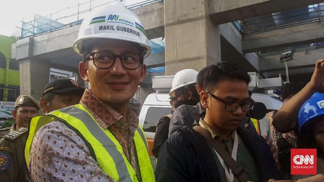 Sistem lelang yang digagas era kepemimpinan Basuki Tjahja Purnama (Ahok) dianggap Sandi tidak berjalan efektif, dan tidak pro terhadap pengusaha kecil.