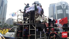 Demo 3 Tahun Jokowi-JK, Mahasiswa Upacara di Tengah Jalan