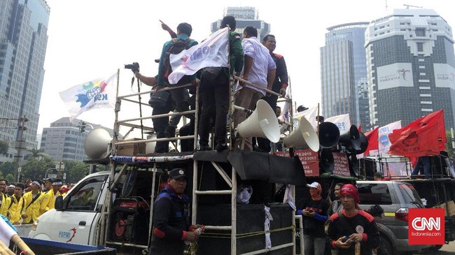 Sebanyak 16 mahasiswa yang diduga terlibat kericuhan dalam unjuk rasa memperingati tiga tahun pemerintahan Jokowi-JK sebagai tersangka.