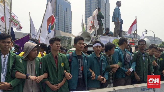 Massa aksi 3 tahun Jokowi-JK akhirnya bubar usai polisi 'memaksa' dengan menormalkan kembali arus lalu lintas usai upaya negosiasi tak mempan.