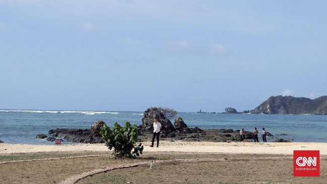 Presiden Joko Widodo meresmikan operasional Kawasan Ekonomi Khusus (KEK) sekaligus Kawasan Strategis Pariwisata Nasional Mandalika di Nusa Tenggara Barat.