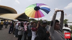 FOTO: Mengantre di Taman Mini Demi e-KTP yang Tertunda