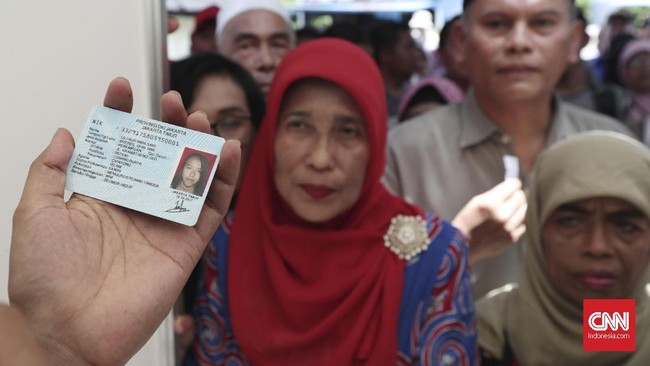 Ribuan warga mendatangi Taman Mini Indonesia Indah (TMII) di Jakarta Timur bukan untuk berdarmawisata, melainkan mendapatkan e-KTP.