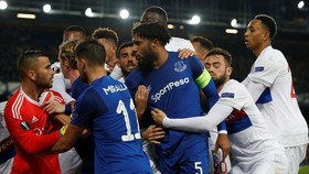 Sambil Gendong Anak, Fan Everton Pukul Pemain Lyon