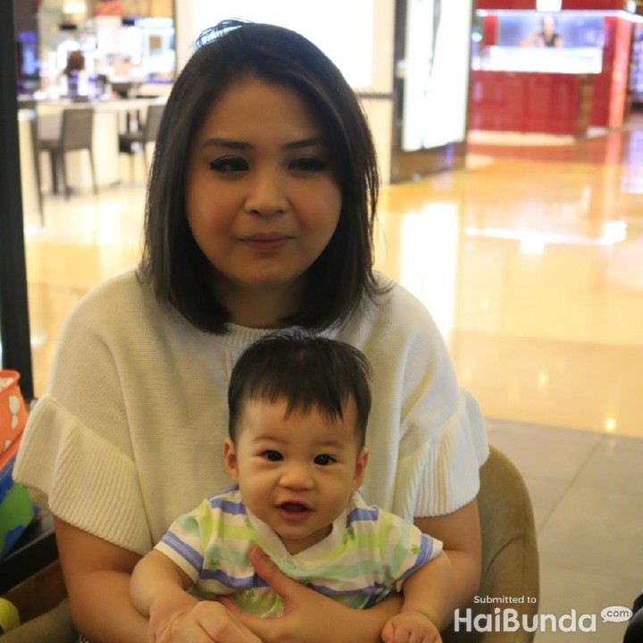 <p>Dipangku sama sang bunda, Iori tetap aja murah senyum. </p>