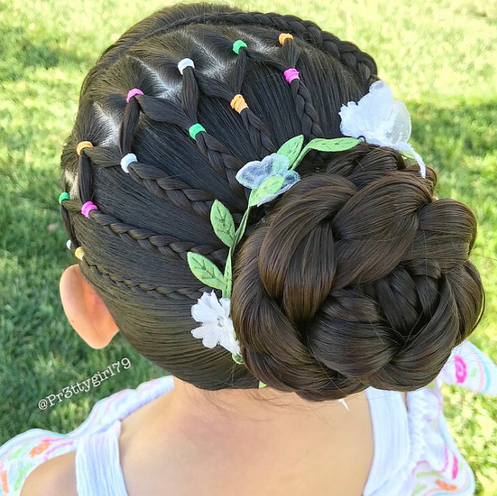 <p>Warna-warni ikat rambutnya bikin rambut si kecil makin cantik. (Foto: Instagram @pr3ttygirl79)</p>