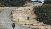 FOTO: Cerita Pelbagai Proyek Mega Jokowi Presiden Jokowi mengatakan pembangunan infrastruktur menjadi prioritas demi menggenjot pertumbuhan ekonomi. Diharapkan, kesejahteraan masyarakat pun terangkat.