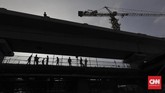 FOTO: Cerita Pelbagai Proyek Mega Jokowi Presiden Jokowi mengatakan pembangunan infrastruktur menjadi prioritas demi menggenjot pertumbuhan ekonomi. Diharapkan, kesejahteraan masyarakat pun terangkat.