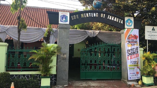SDN 01 Menteng hari ini menggelar turnamen basket 3 on 3. Peserta yang banyak mengindikasikan mulai besarnya antusiasme pada olahraga ini.