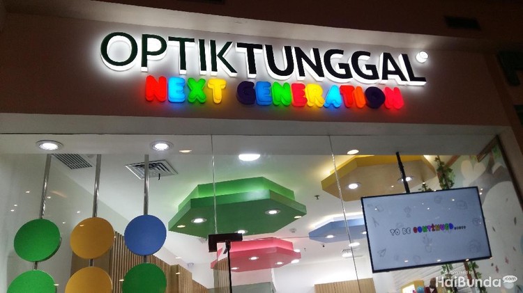 Si kecil nggak perlu takut ketika matanya diperiksa, Bun. Apalagi kalau pemeriksaan dilakukan di optik khusus anak. Hmm, kayak apa ya?