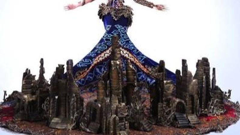 Luar biasanya kostum nasional Dea Rizkita di ajang Miss Grand International 2017.