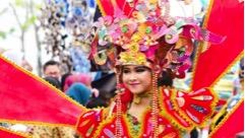 Bagi Anda yang menonton pawai budaya, datanglah ke Tanjung Pinang di Kepulauan Riau.