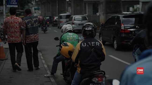 Sejumlah alasan membayangi soal pertimbangan untuk menghapus ojek online sebagai bagian dari transportasi umum.