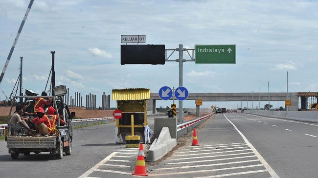 Kementerian PUPR akan memfungsikan tol sepanjang 311 kilometer yang belum jadi untuk mudik dan balik Lebaran 2019 supaya lalu lintas lancar.