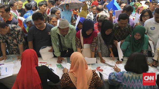 Dirjen Dukcapil Kemendagri menyatakan kegiatan yang dilakukan di Taman Mini hanyalah perekaman data kependudukan saja, tanpa pencetakan langsung e-KTP.