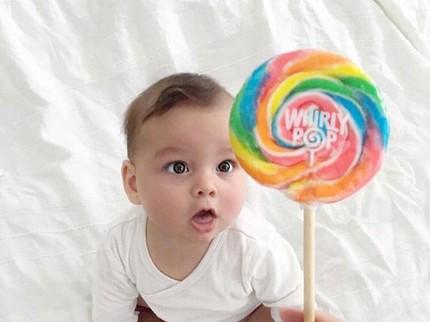 Ekspresi Kocak si Kecil Saat 'Mupeng' Lihat Makanan