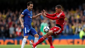 Fabregas Ingatkan Chelsea Waspadai Iniesta