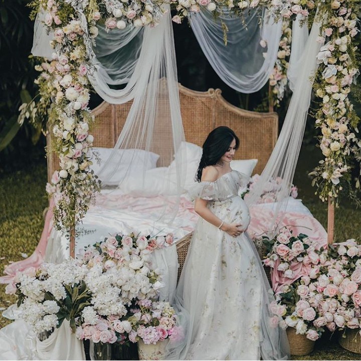 Dalam sesi maternity photo shoot, Titi Kamal seperti bidadari di hutan yang begitu cantik. (Foto: Instagram @avelinegunawan)