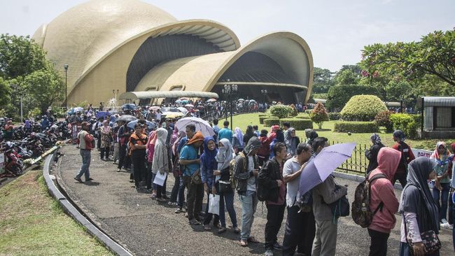 Sebanyak 60 ribu pengunjung diperkirakan menikmati Tahun Baru di TMII. Sebaiknya datang dari sore hari agar masih dapat tempat di sana.