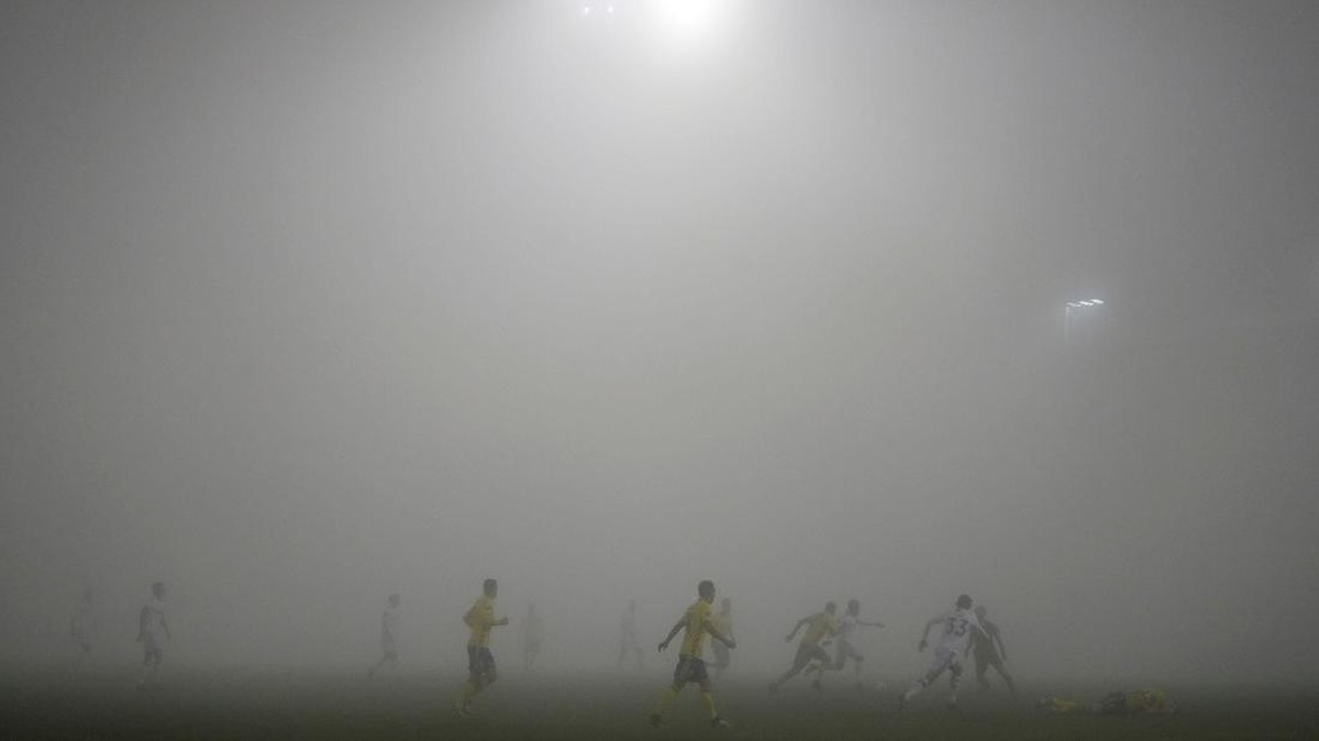 FOTO: Laga Liga Europa Berselimut Kabut