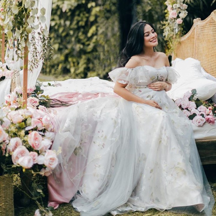 Tuh lihat, Bun, ranjangnya bertabur bunga. Bunga-bunga ini membuat penampilan Titi makin mempesona.  (Foto: Instagram @avelinegunawan)