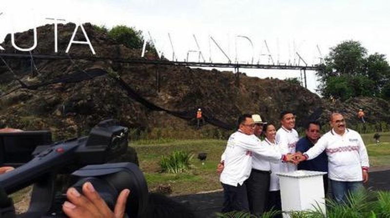 Presiden Joko Widodo meresmikan operasional KEK Mandalika setelah tertahan selama 29 tahun.