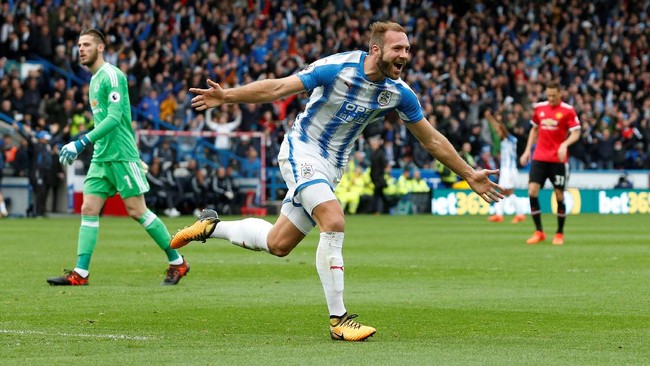 Manchester United mengalami kekalahan perdana di Liga Primer Inggris musim ini. MU kini terpaut lima poin dari Manchester City yang menang atas Burnley.