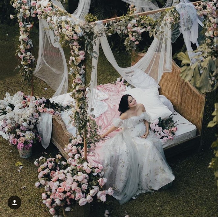 Difoto dari atas, Titi semakin menampilkan aura cantiknya. (Foto: Instagram @avelinegunawan/ @babyaxioo)