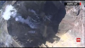 VIDEO: Memantau Rekahan Kawah Gunung Agung dari Udara