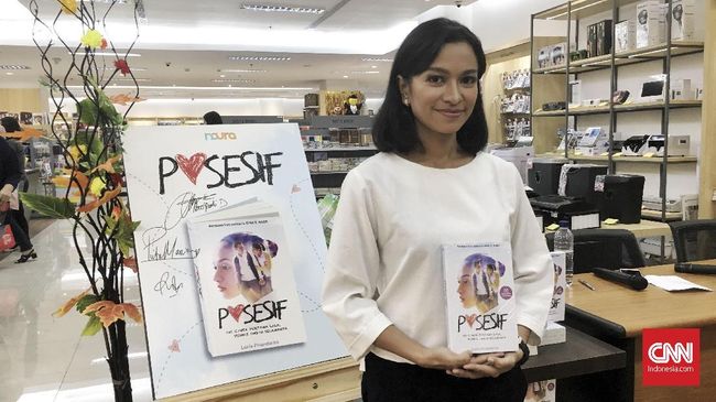 Perbedaan novel 'Posesif' yang diadaptasi dari film berjudul sama adalah masa lalu dari para tokoh. Masa lalu itu jadi kunci tindakan tokoh di film.