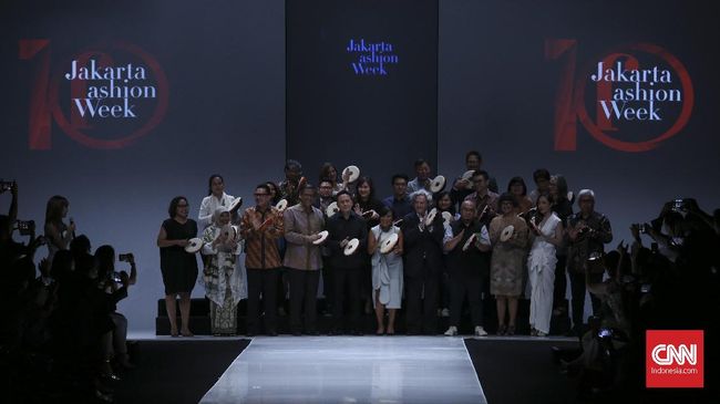 Busana-busana dari desainer-desainer yang memiliki pengaruh besar dalam dunia mode Indonesia membuka Jakarta Fashion Week, Sabtu (21/10).