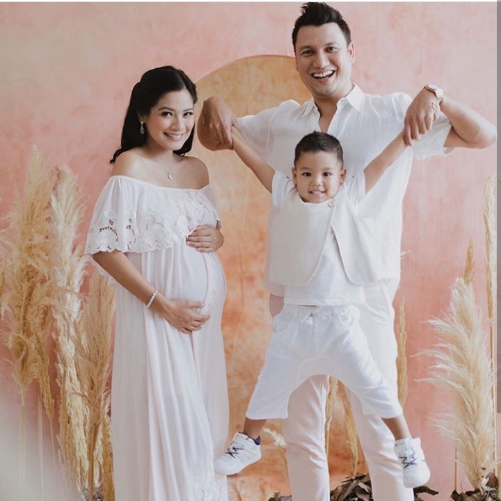 Titi bersama suami, Christian Sugiono, dan putra pertamanya, Juna, kompak pakai baju putih-putih. (Foto: Instagram @avelinegunawan/ @babyaxioo)