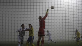 FOTO: Laga Liga Europa Berselimut Kabut