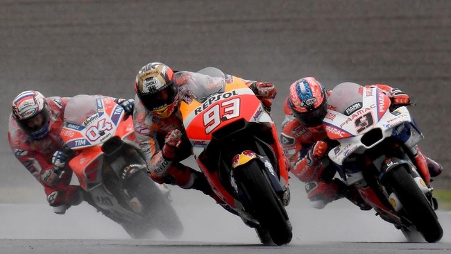 Marc Marquez meraih pole position GP Australia sedangkan rival utamanya, Andrea Dovizioso bakal start dari posisi ke-11 pada balapan Minggu (22/10) nanti.