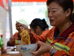 Penyapu Jalan Cantik Ini Nyambi Jadi TikToker, Penghasilannya Fantastis