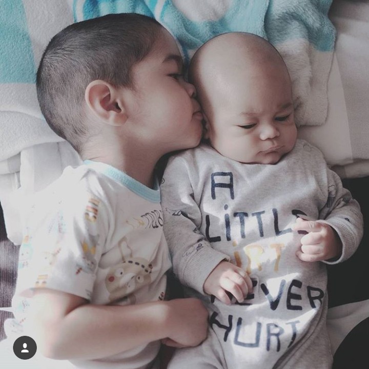 <p>Mmmuaaach. Abang Rendra sayang banget sama Adik Malik. (Foto: Instagram @ichasoebandono)  </p>
