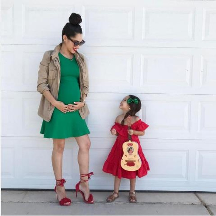 <p>Bahkan sampai ada propertinya juga lho, Bun. Niat banget kan bikin foto kerennya. (Foto: Instagram/babyellestyle)  </p>