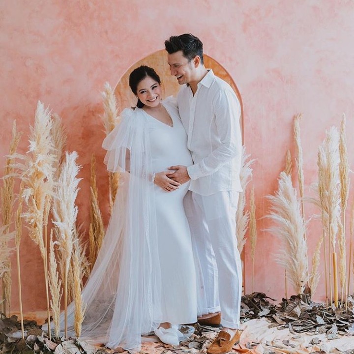 Mesranya ayah dan bunda yang satu ini. (Foto: Instagram @avelinegunawan/ @babyaxioo)