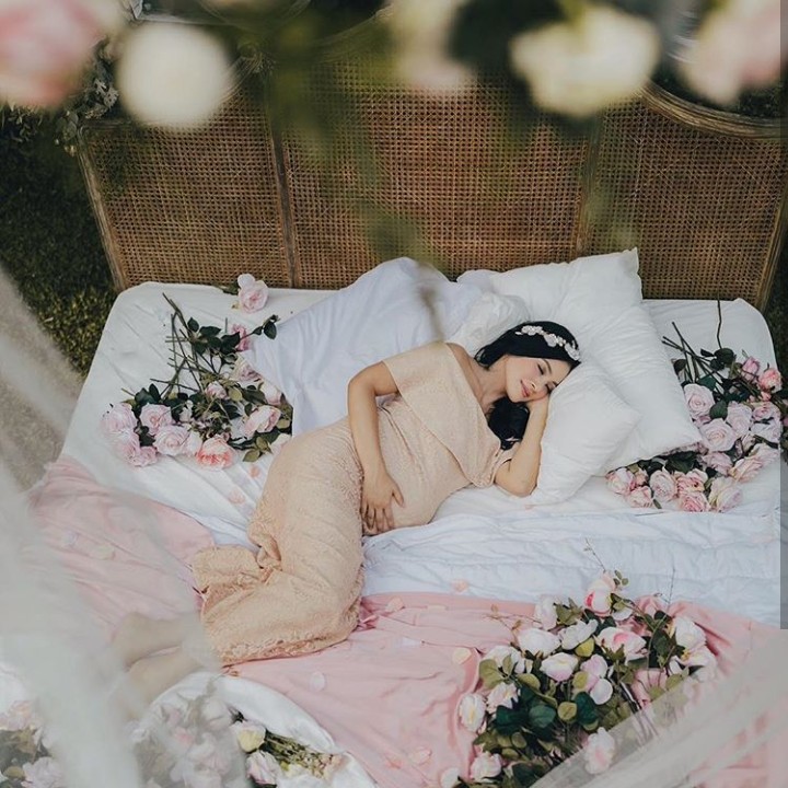 Sst! Bunda Titi sedang tidur, nih. (Foto: Instagram @avelinegunawan/ @babyaxioo)<br /><br />