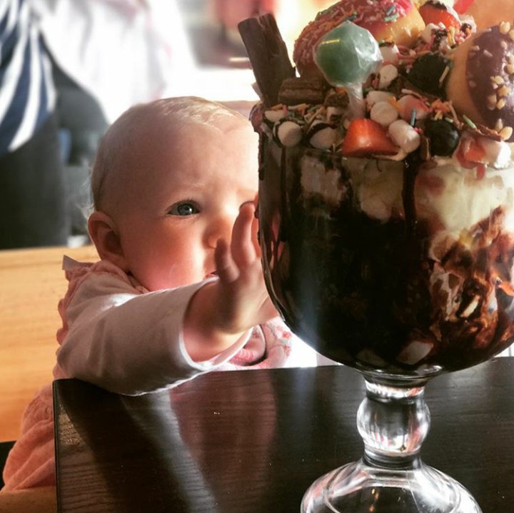 <p>'Mau dapat first cake-nya dong, Bun!' (Foto: Instagram @heidyshappyhourfitness)  </p>