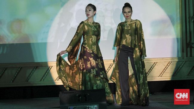 Peragaan busana batik motif Papua dari label Mamayoo mengisi malam penggalangan dana Srikandi di Jakarta, Rabu (18/10). (Foto: CNN Indonesia/Rahman Indra)